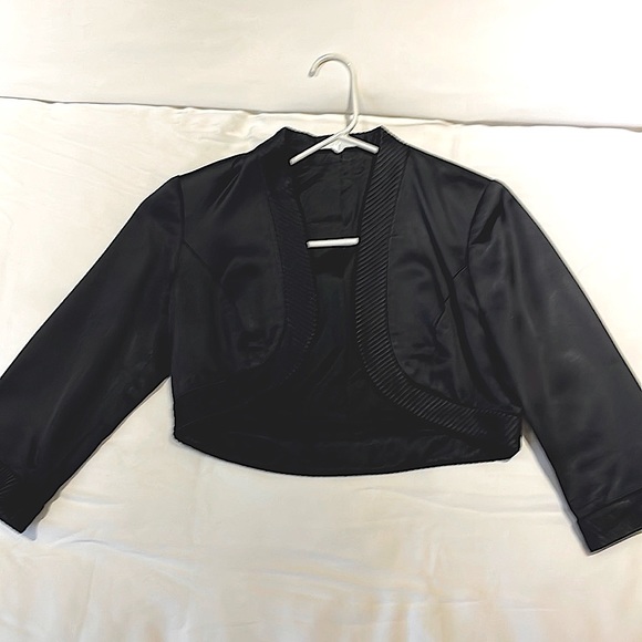 Small half jacket. Great for over a dress or tank top. - Picture 1 of 3